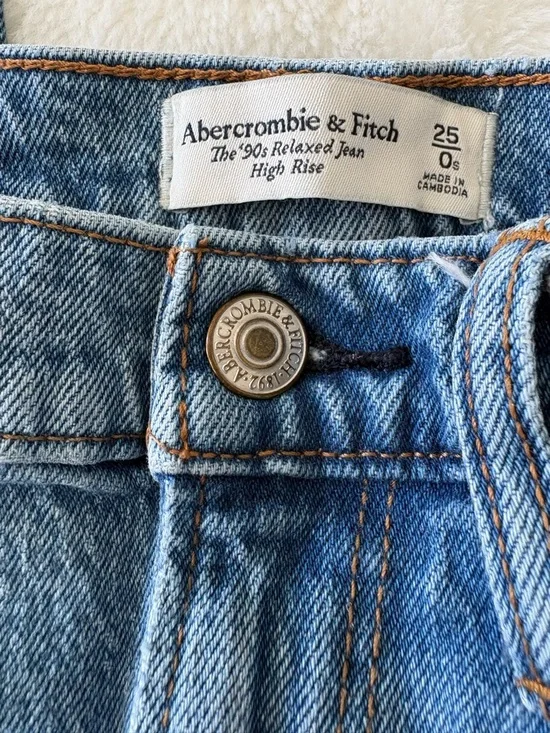 Abercrombie & Fitch Distressed 90s Relaxed Jean High Rise - Picture 6 of 8